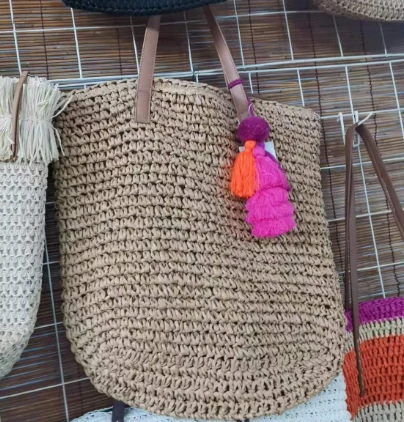 Bossa de dona teixida a mà amb boles de colors