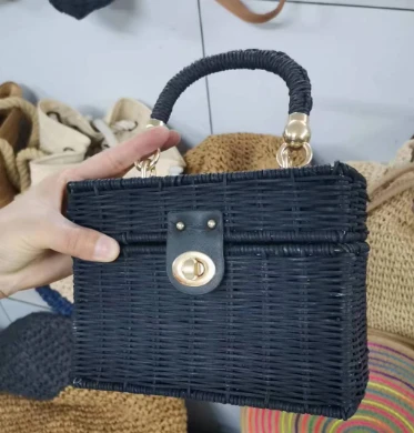 Bossa bandolera negra de ratán natural
