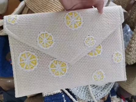 Bossa d'embragatge de dona amb brodat de paper
