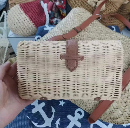 Bossa de nit petita de rattan teixida a mà