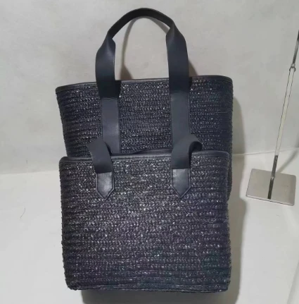 Un conjunt de bosses de dona teixides de blat negre