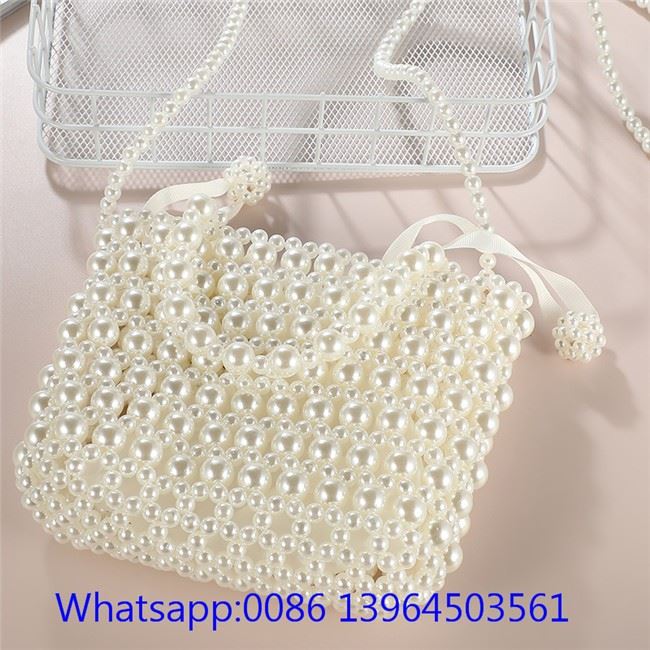 Bossa de perles blanques feta a mà