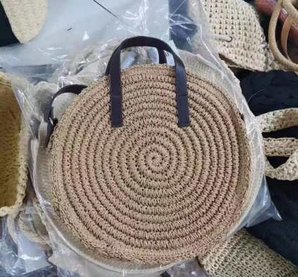 Bossa de crossbody petita rodona marró