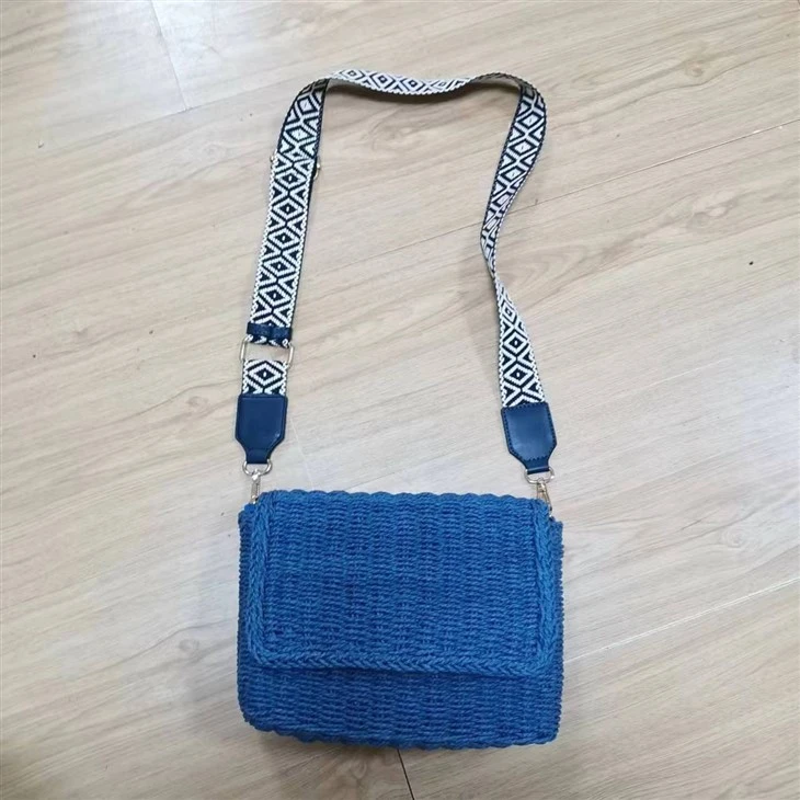 Bossa bandolera blava de palla amb cinta adhesiva