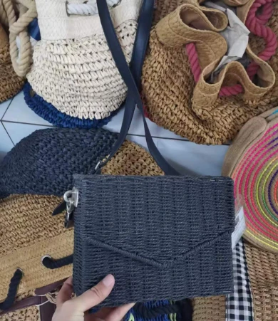 Bossa crossbody teixida a mà amb marc de ferro