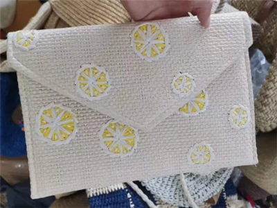 Bossa d'embragatge de dona amb brodat de paper
