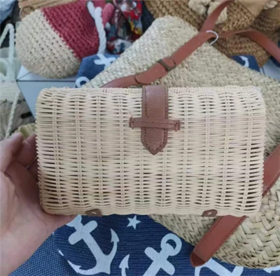 Bossa de nit petita de rattan teixida a mà