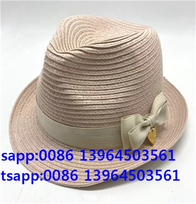 Dones de color rosa clar, paper de palla Fedora Barret de sol