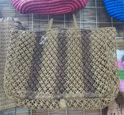 Bossa de mà gran buida teixida a mà marró