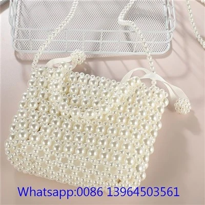 Bossa de perles blanques feta a mà