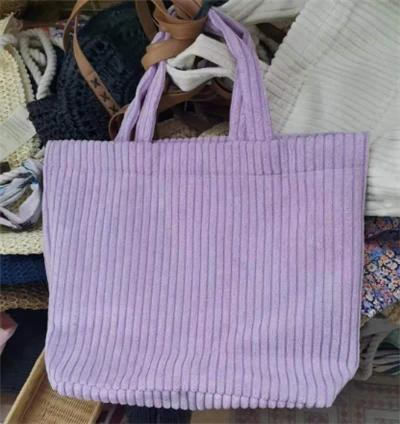 Bossa de compra de dona de pana morada